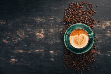 Siyah ahşap zemin kahve Cappuccino kokulu bir fincan. Üstten Görünüm. Kopya alanı.