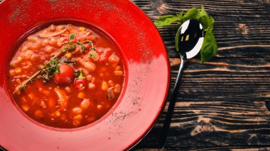 Mısır, tavuk ve biber domates çorbası. Üstten Görünüm. Siyah ahşap arka plan üzerinde. Kopya alanı.