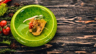 Somon hamur ve ekmek ekmeğin taze sebze. Soğuk aperatifler. Siyah ahşap arka plan üzerinde. Kopya alanı.