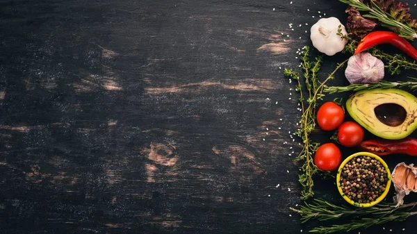料理の背景 スパイスと新鮮な野菜のセット 平面図です テキストの無料スペース 木製の背景に — ストック写真