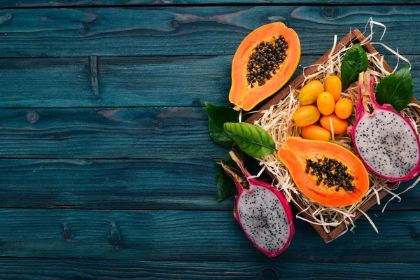 パパイヤ ドラゴン フルーツ サボテンの果実 新鮮なトロピカル フルーツ 木製の背景 平面図です コピー スペース — ストック写真