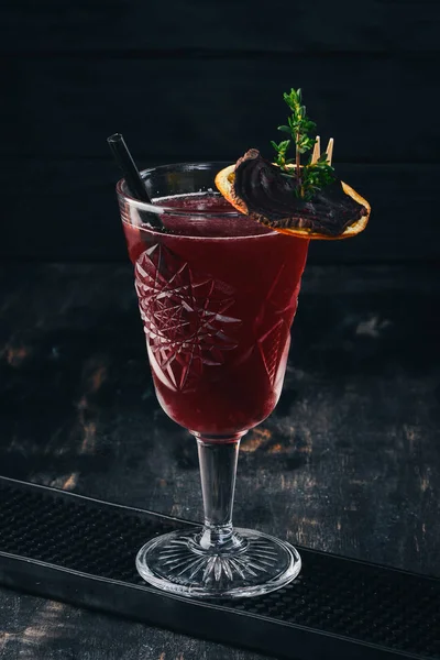 アルコール カクテル ラム酒 チェリー ジュース 黒い木製の背景に — ストック写真