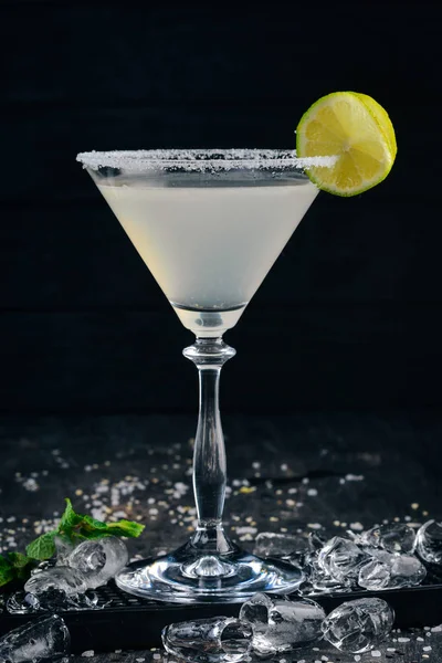 Alkohol Cocktail Margarita Tequila Limette Eis Auf Dem Schwarzen Hintergrundbalken — Stockfoto