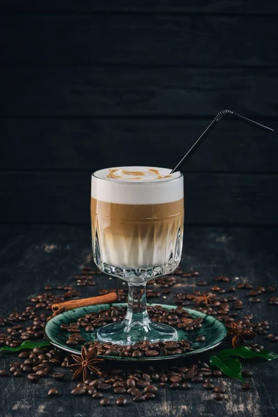 Egy Illatos Csésze Kávé Latte Fekete Fából Készült Háttér Felülnézet — Stock Fotó