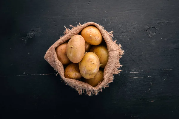 Batatas Cruas Fundo Madeira Preta Cozinhar Espaço Livre Para Texto — Fotografia de Stock