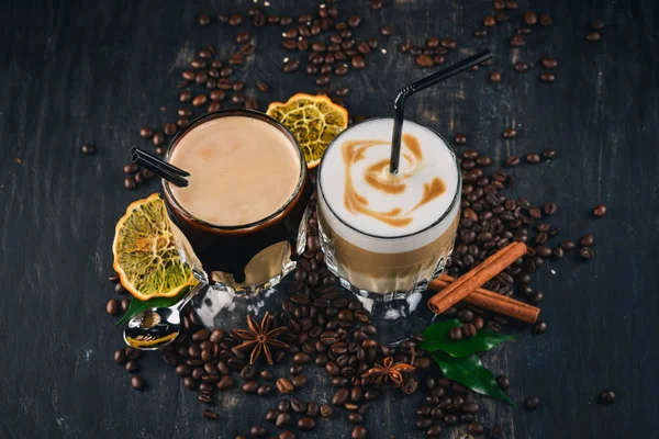 Kopper Kaffe Med Melk Fløte Svart Trebakgrunn Topputsikt Kopirom – stockfoto