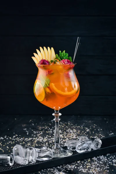 Cocktail Alcoólico Aperol Spritz Com Rosas Fundo Madeira Preto — Fotografia de Stock