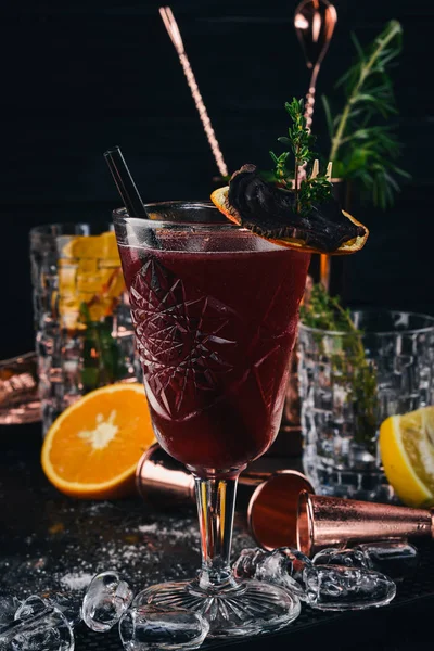 Alkoholické Koktejly Rum Broskvový Likér Cherry Šťáva Černém Pozadí Dřevěná — Stock fotografie