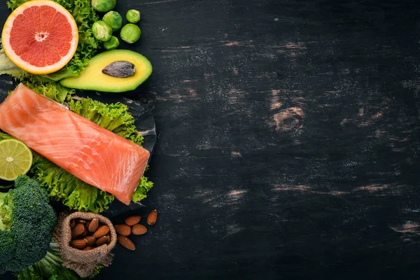 Gezonde Voeding Vis Zalm Avocado Broccoli Verse Groenten Noten Vruchten — Stockfoto