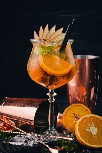Αλκοολούχα Κοκτέιλ Aperol Στο Μπαρ Πορτοκαλί Μαύρο Φόντο Ξύλινη — Φωτογραφία Αρχείου