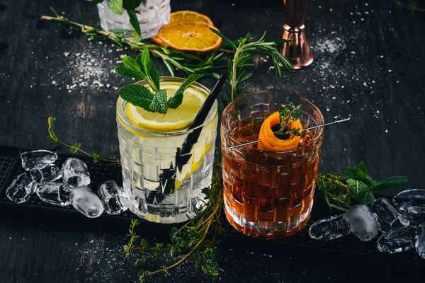 Due Cocktail Alcolici Gin Tonic Negroni Uno Sfondo Legno Nero — Foto Stock