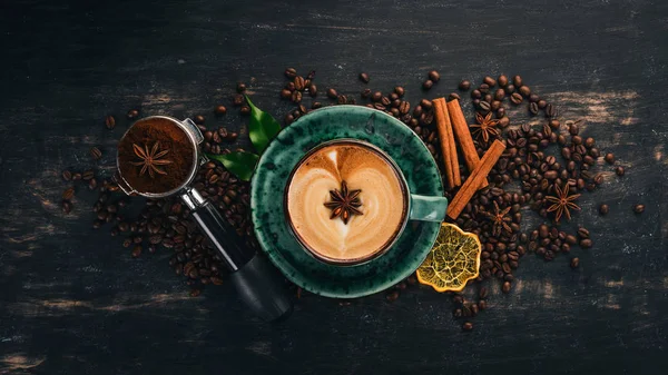 Een Geurig Kopje Koffie Cappuccino Een Zwarte Houten Achtergrond Bovenaanzicht — Stockfoto