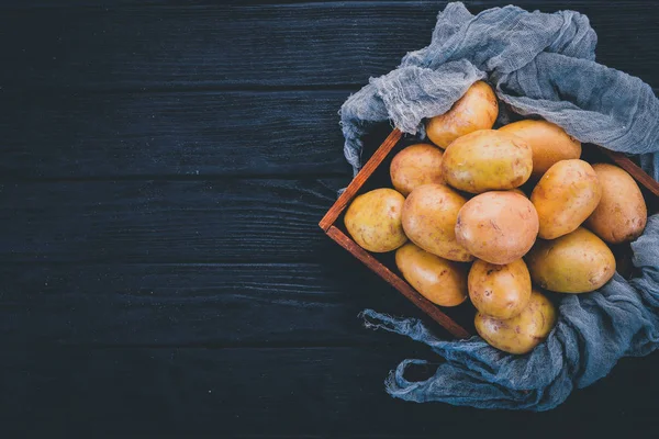 Batatas Cruas Fundo Madeira Preta Cozinhar Espaço Livre Para Texto — Fotografia de Stock