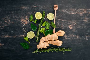 Taze zencefil, limon ve kireç ahşap arka plan üzerinde. Üstten Görünüm. Kopya alanı.