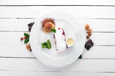 Tatlı. Strudel berry reçel ve bir plaka üzerinde dondurma ile. Ahşap bir arka plan üzerinde. Üstten Görünüm. Kopya alanı.