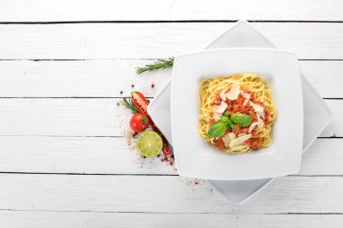 İtalyan mutfağı. domates ve parmesan peyniri ile makarna. Ahşap bir arka plan üzerinde. Üstten Görünüm. Kopya alanı.