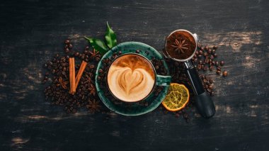 Siyah ahşap zemin kahve Cappuccino kokulu bir fincan. Üstten Görünüm. Kopya alanı.