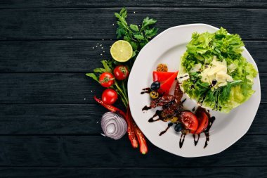 Domates, roka ve füme domates salatası. Ahşap bir arka plan üzerinde. Üstten Görünüm. Kopya alanı.