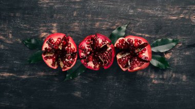 Taze nar. Siyah ahşap arka plan üzerinde. Üstten Görünüm. Kopya alanı.