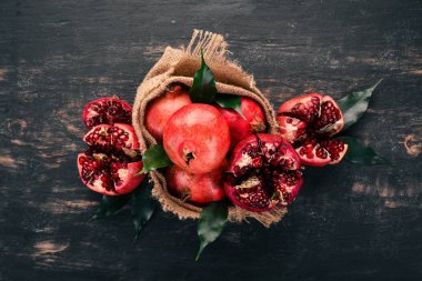 Eski bir çanta içinde taze nar. Ahşap bir arka plan üzerinde. Üstten Görünüm. Kopya alanı.