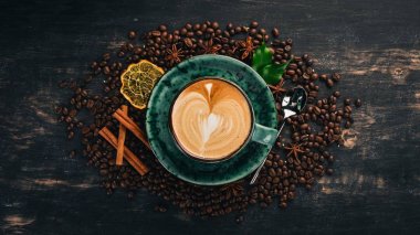 Siyah ahşap zemin kahve Cappuccino kokulu bir fincan. Üstten Görünüm. Kopya alanı.