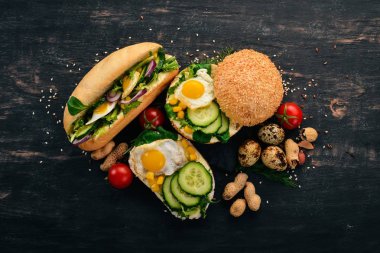 Hamburger, sandviç Bıldırcın yumurta, salatalık ve Mısır ile. Ahşap bir arka plan üzerinde. Üstten Görünüm. Kopya alanı.