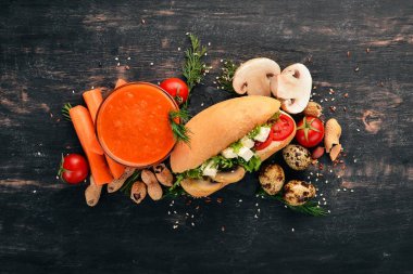 Kahvaltı. Havuç suyu ve burger peynir ve Bıldırcın yumurta. Ahşap bir arka plan üzerinde. Üstten Görünüm. Kopya alanı.