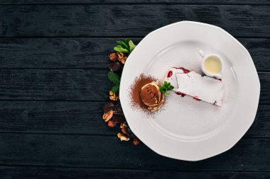 Tatlı. Strudel berry reçel ve bir plaka üzerinde dondurma ile. Ahşap bir arka plan üzerinde. Üstten Görünüm. Kopya alanı.