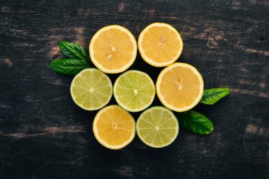 Taze limon ve kireç. Narenciye meyve. Ahşap bir arka plan üzerinde. Üstten Görünüm. Kopya alanı.