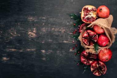 Eski bir çanta içinde taze nar. Ahşap bir arka plan üzerinde. Üstten Görünüm. Kopya alanı.