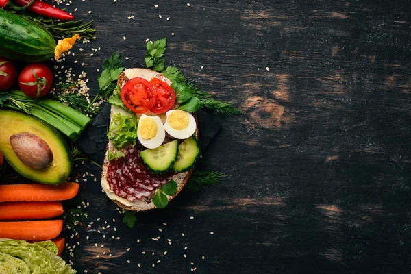 Burger Sandwich Mit Salami Wachteleiern Und Kirschtomaten Auf Einem Hölzernen — Stockfoto