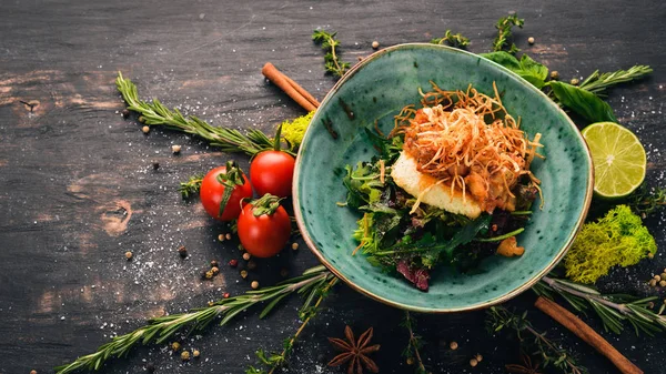 Beyaz Peynir Tost Ekmeği Ile Patlıcan Havyar Soğuk Aperatifler Siyah — Stok fotoğraf