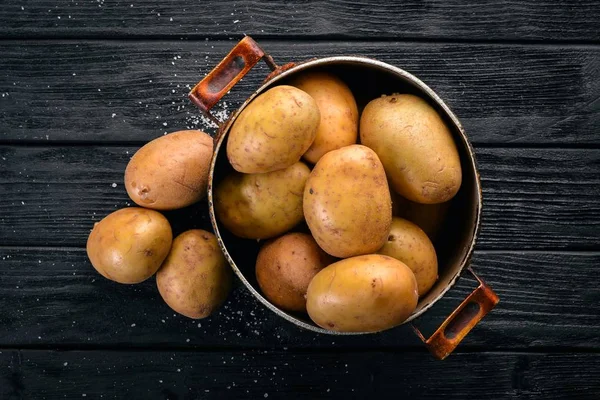 Batatas Cruas Fundo Madeira Preta Cozinhar Espaço Livre Para Texto — Fotografia de Stock