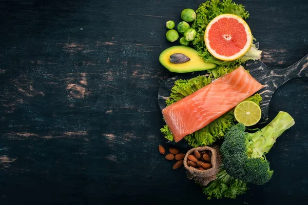 Une Nourriture Saine Saumon Poisson Avocat Brocoli Légumes Frais Noix — Photo