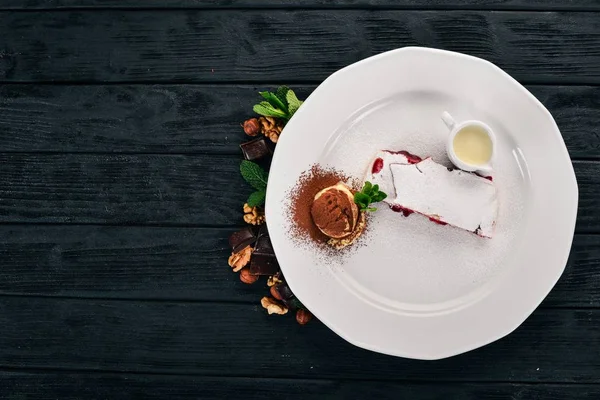 Десерт Штрудель Ягодным Вареньем Мороженым Тарелке Деревянном Фоне Вид Сверху — стоковое фото