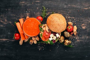 Kahvaltı. Havuç suyu ve burger peynir ve Bıldırcın yumurta. Ahşap bir arka plan üzerinde. Üstten Görünüm. Kopya alanı.