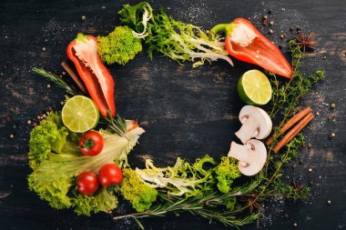 Pişirme arka plan. Baharatlar ve taze sebze kümesi. Üstten Görünüm. Metniniz için boş alan. Ahşap bir arka plan üzerinde.