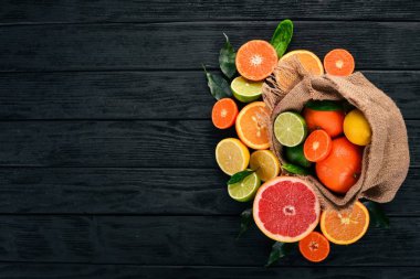 Narenciye meyve kümesi. Portakal, mandalina, greyfurt, limon. Ahşap bir arka plan üzerinde. Üstten Görünüm. Kopya alanı.