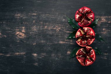 Taze nar. Siyah ahşap arka plan üzerinde. Üstten Görünüm. Kopya alanı.