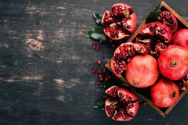 Taze nar mezarda. Ahşap bir arka plan üzerinde. Üstten Görünüm. Kopya alanı.