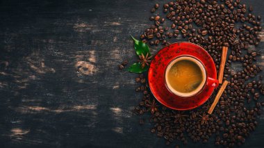 Bir fincan sıcak kahve Amerikalı. Tarçın. Siyah ahşap arka plan üzerinde. Üstten Görünüm. Kopya alanı.
