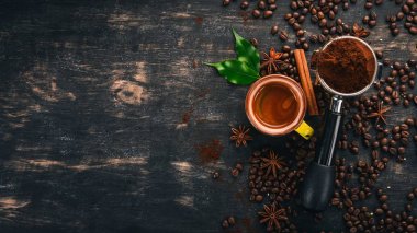 Bir fincan sıcak espresso kahve. Tarçın. Siyah ahşap arka plan üzerinde. Üstten Görünüm. Kopya alanı.