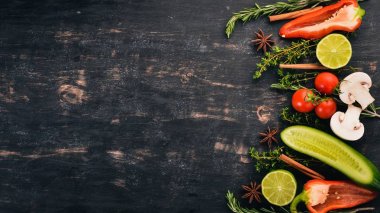 Pişirme arka plan. Baharatlar ve taze sebze kümesi. Üstten Görünüm. Metniniz için boş alan. Ahşap bir arka plan üzerinde.