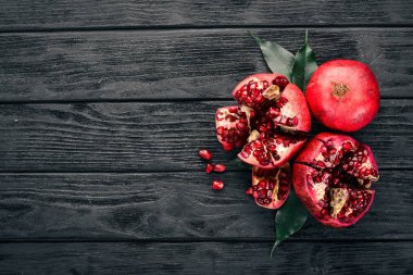 Taze nar. Siyah ahşap arka plan üzerinde. Üstten Görünüm. Kopya alanı.