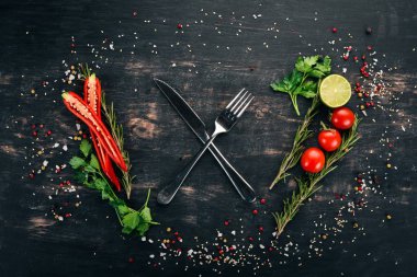 Pişirme arka plan. Taze sebze. Bir ahşap yüzeye. Üstten Görünüm. Kopya alanı.