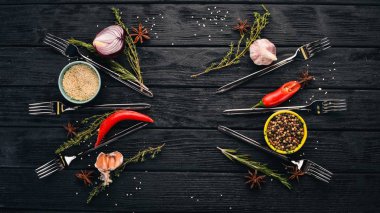 Pişirme arka plan. Çatal bıçak takımı ve sebzeler bir ahşap yüzeyde. Üstten Görünüm. Metniniz için boş alan.