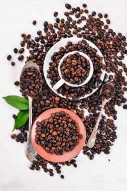 Kahve çekirdekleri. Ahşap bir arka plan üzerinde. Üstten Görünüm. Kopya alanı.