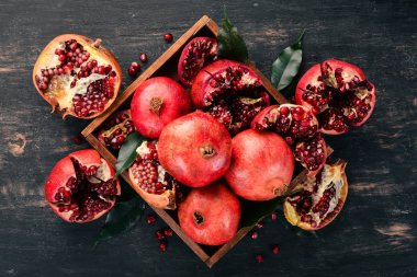 Taze nar mezarda. Ahşap bir arka plan üzerinde. Üstten Görünüm. Kopya alanı.