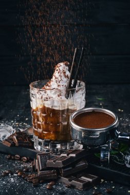 Alkollü kokteyl Beyaz Rus. Siyah bir ahşap zemin üzerine kahve likör.