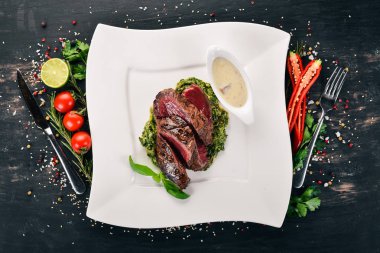 Peper biftek ıspanaklı Dana eti. Ahşap bir arka plan üzerinde. Üstten Görünüm. Kopya alanı.